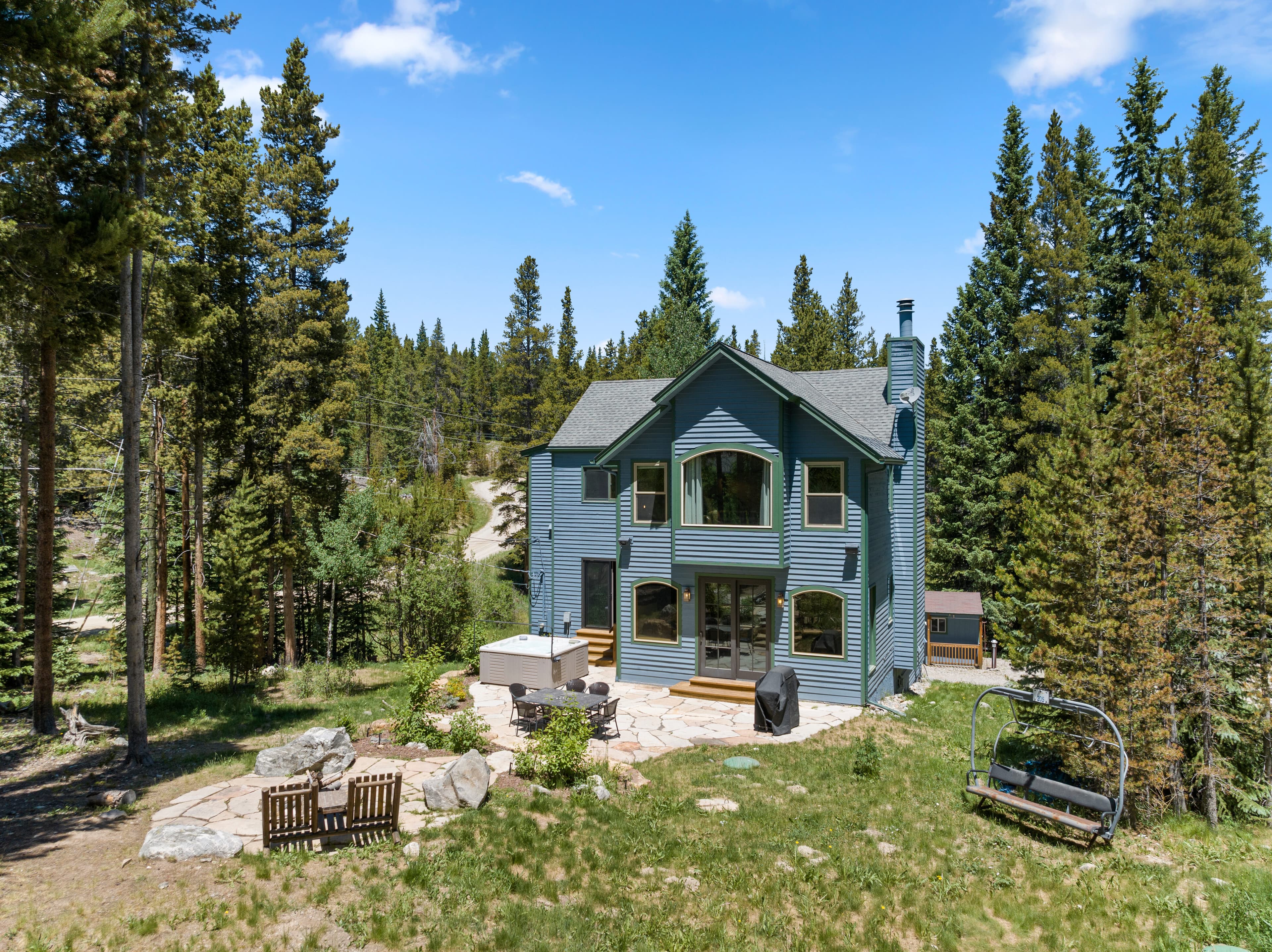 Lodestone Retreat backyard in summer with mountain views in Blue River, Colorado